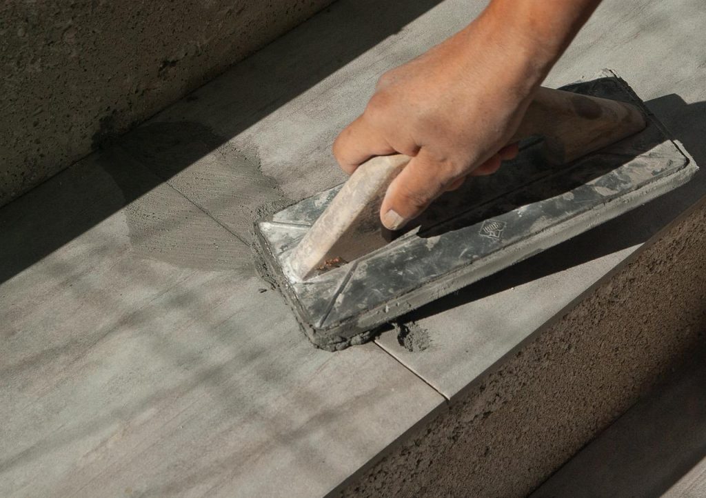 Professionele tegelzetter in Zaanstad aan het werk met nauwkeurig tegelwerk en detail voor badkamer of keukenrenovatie