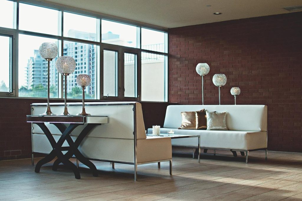 Selectie van woonwinkelen in Groningen met vintage en moderne huisaccesoires in etalages