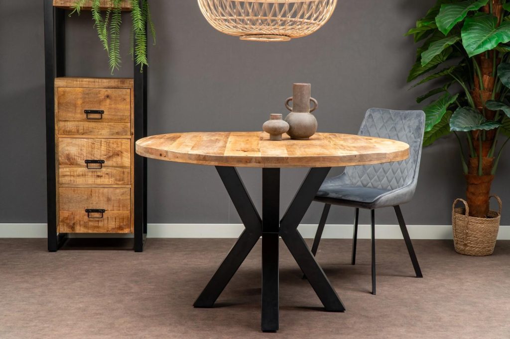 Mangohouten eettafel die langer mooi blijft met goed onderhoud en bescherming tegen krassen