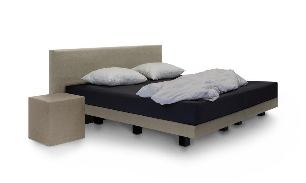 Waterbeddenspecialist demonstreert comfortabele slaap met ondersteuning en warmteregeling voor ontspanning