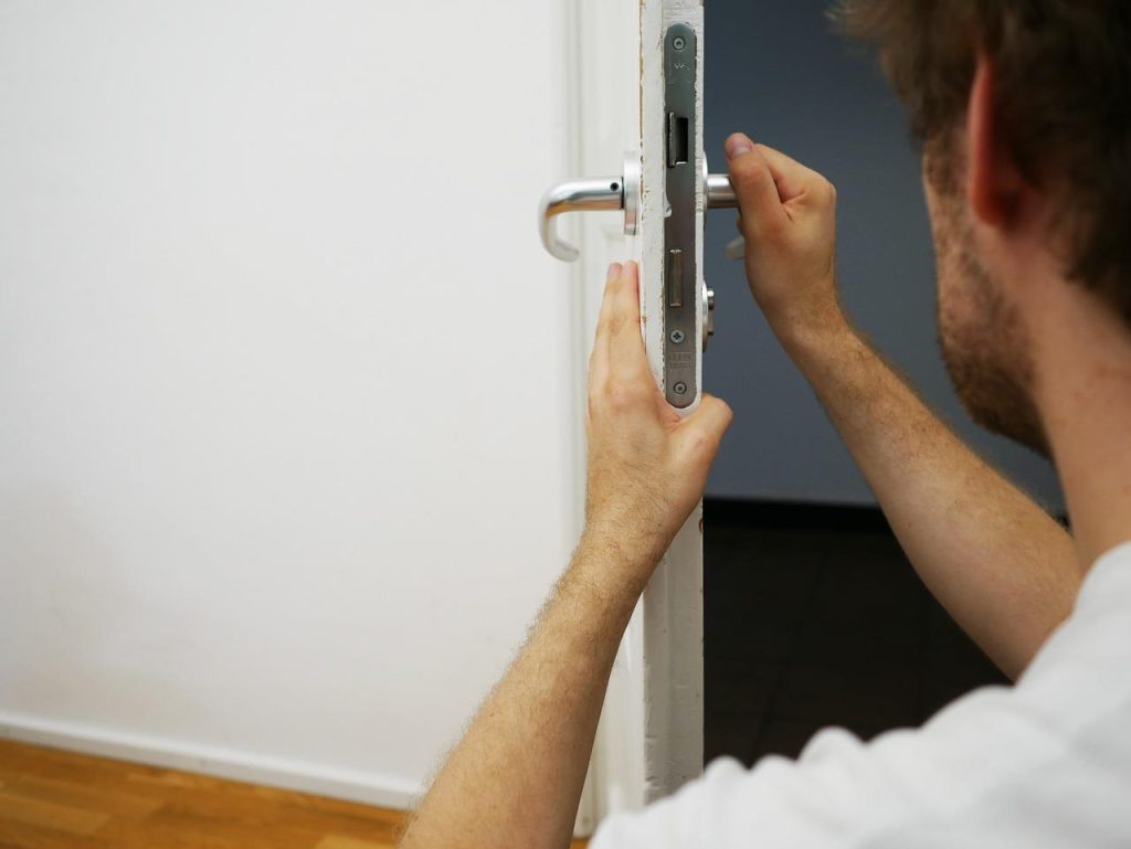 Professionele slotenmaker Utrecht tijdens slotwerk aan deur voor veilige en betrouwbare reparatie