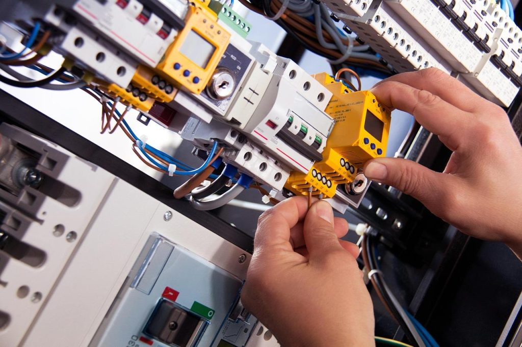 Professionele elektricien Amsterdam voert veilige elektrische werkzaamheden uit aan installatie
